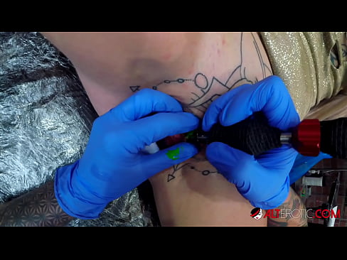 ❤️ E dashura jashtëzakonisht e bërë me tatuazhe, Sully Savage, bëri një tatuazh në klitorisin e saj ️ Vetëm porno në sq.milf300com.ru ️❤